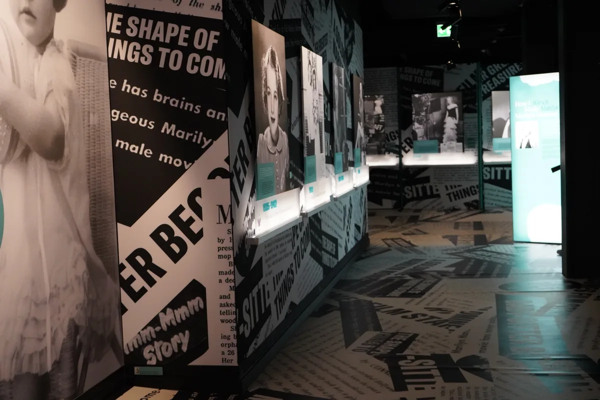 Man sieht Räume der Ausstellung «Becoming Marilyn Monroe».